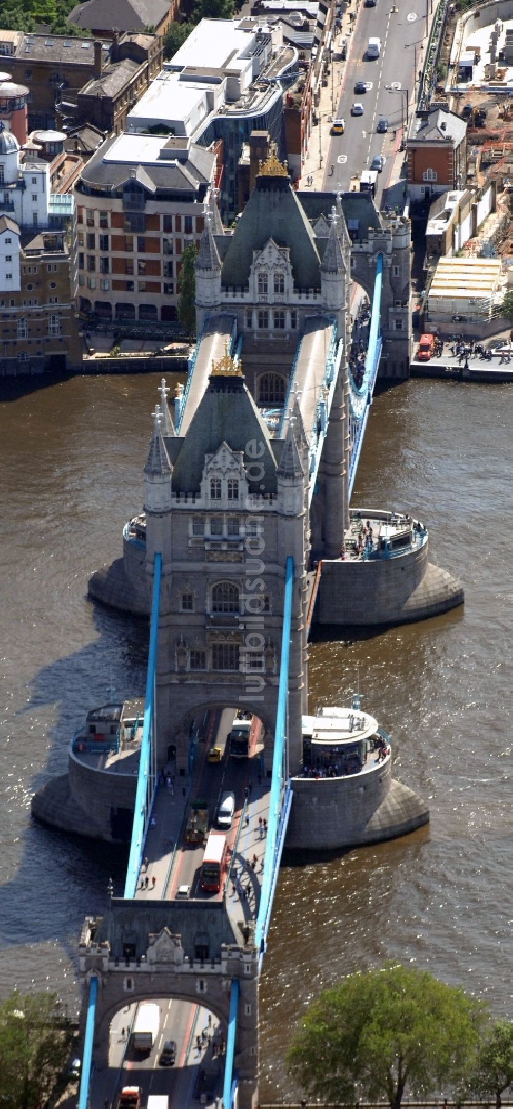 London von oben - Tower Bridge über der Themse - das Wahrzeichen von London
