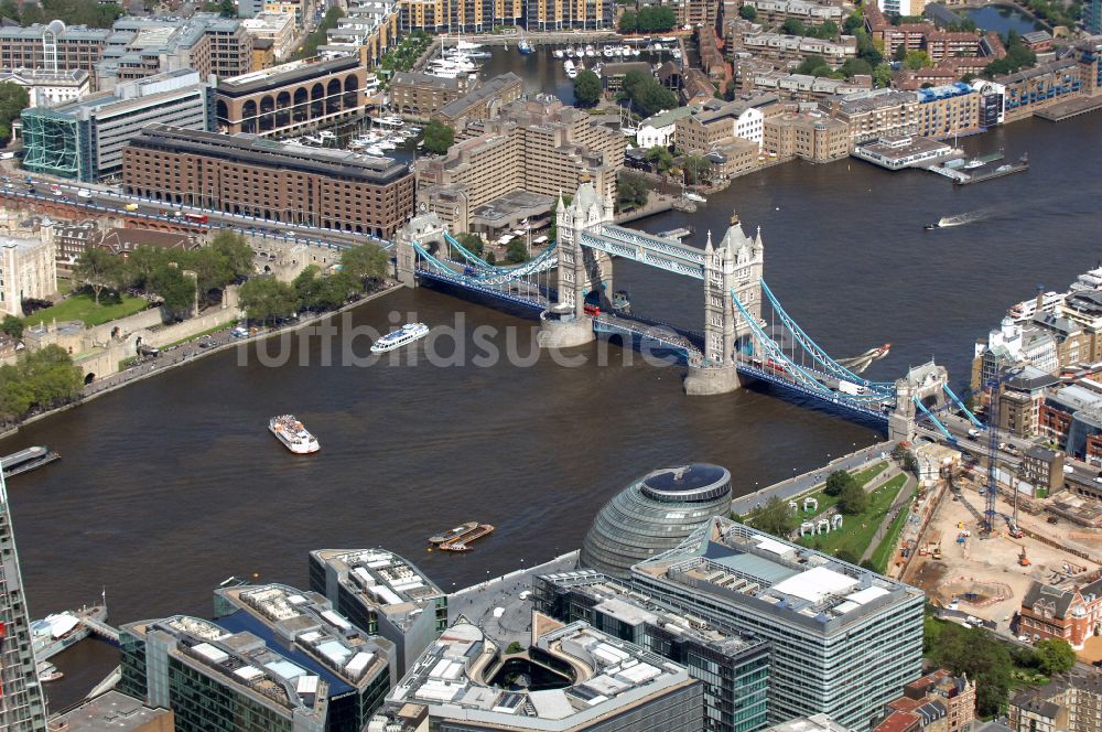 Luftaufnahme London - Tower Bridge über der Themse - das Wahrzeichen von London
