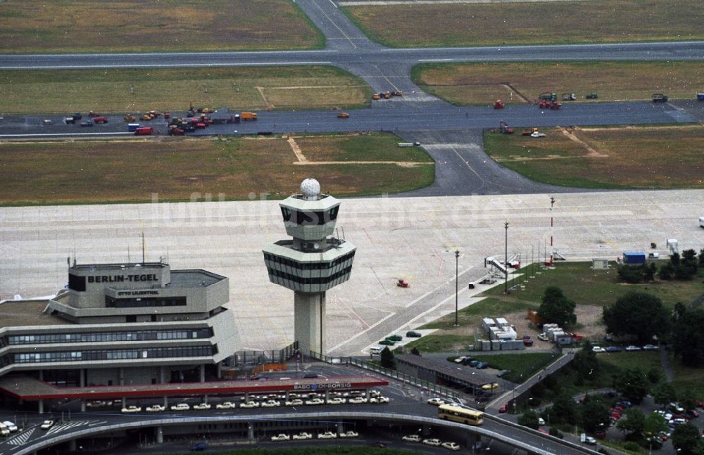 Luftaufnahme Berlin - Tower der Deutschen Flugsicherung DFS auf dem Flughafen Berlin Tegel TXL