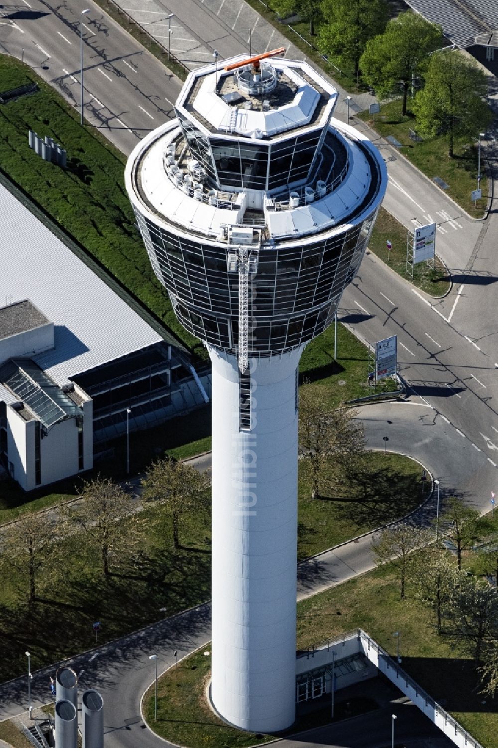 Luftaufnahme München-Flughafen - Tower des Flughafen in München-Flughafen im Bundesland Bayern, Deutschland