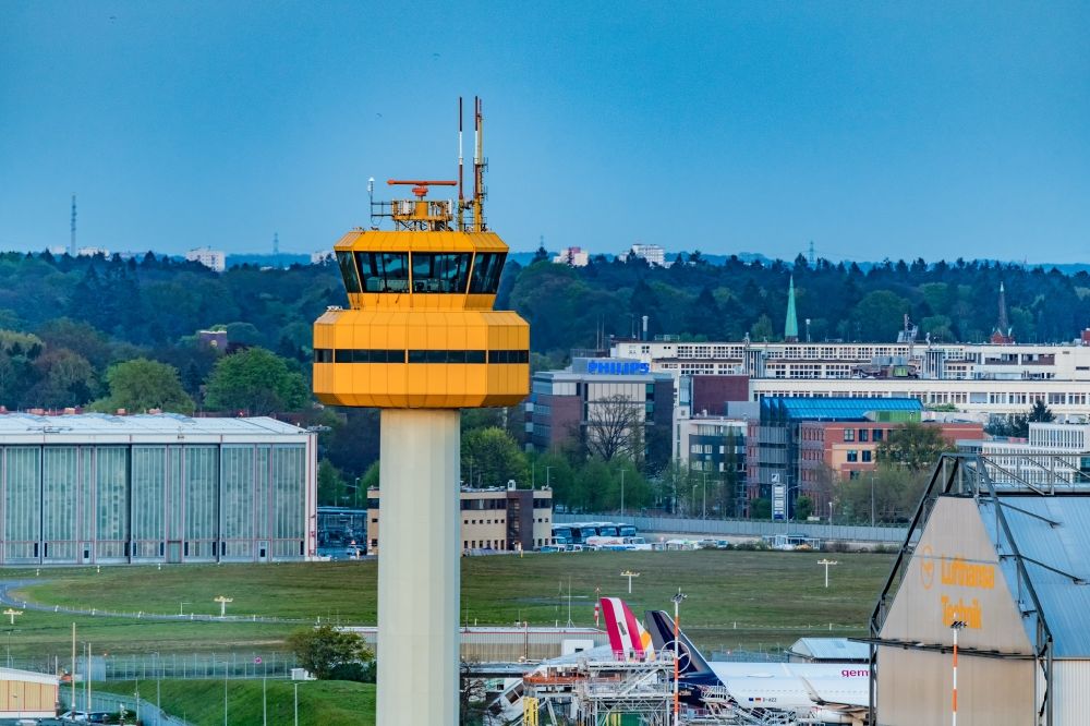 Luftbild Hamburg - Tower der Flugsicherung am Flughafen im Ortsteil Fuhlsbüttel in Hamburg, Deutschland