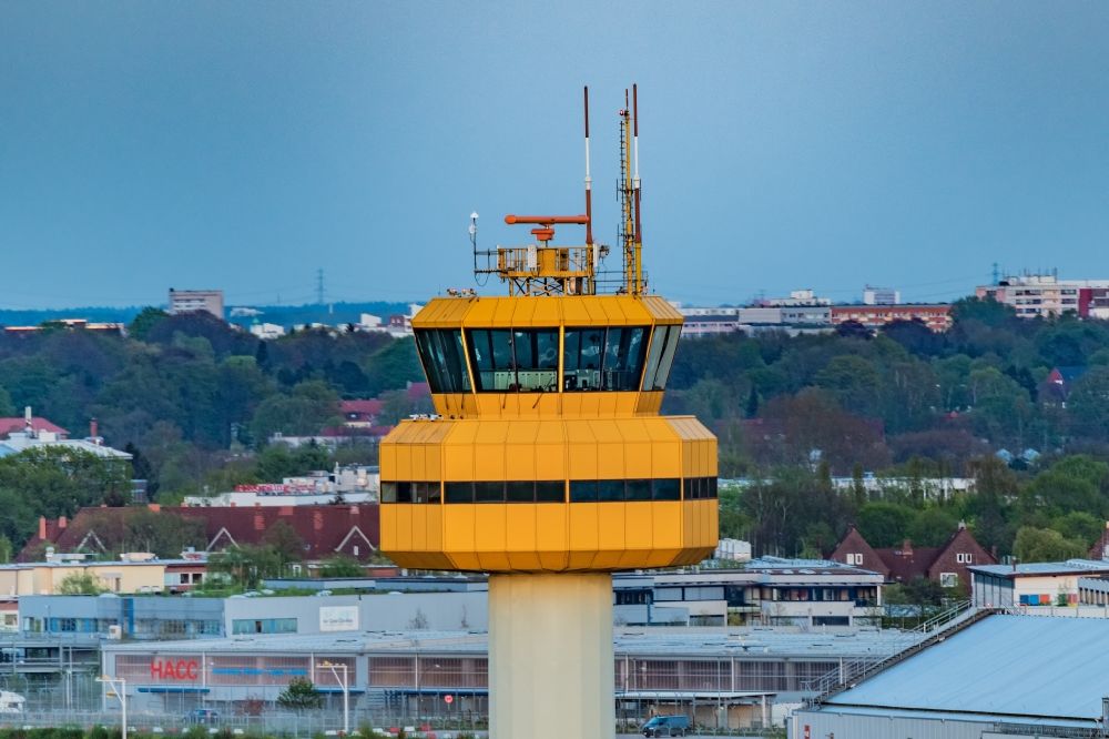 Luftaufnahme Hamburg - Tower der Flugsicherung am Flughafen im Ortsteil Fuhlsbüttel in Hamburg, Deutschland
