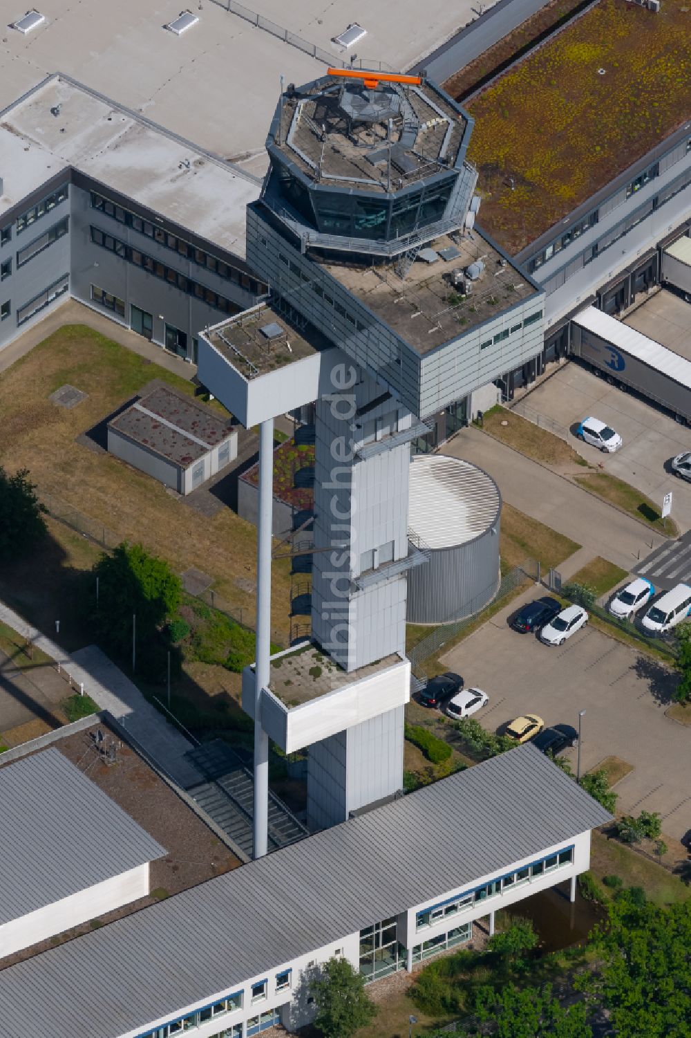 Langenhagen von oben - Tower an den Rollbahnen des Flughafen in Langenhagen im Bundesland Niedersachsen, Deutschland