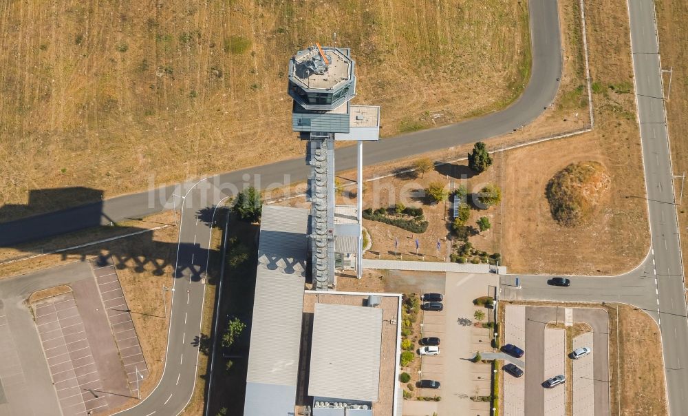 Schkeuditz aus der Vogelperspektive: Tower an den Rollbahnen des Flughafen in Schkeuditz im Bundesland Sachsen, Deutschland