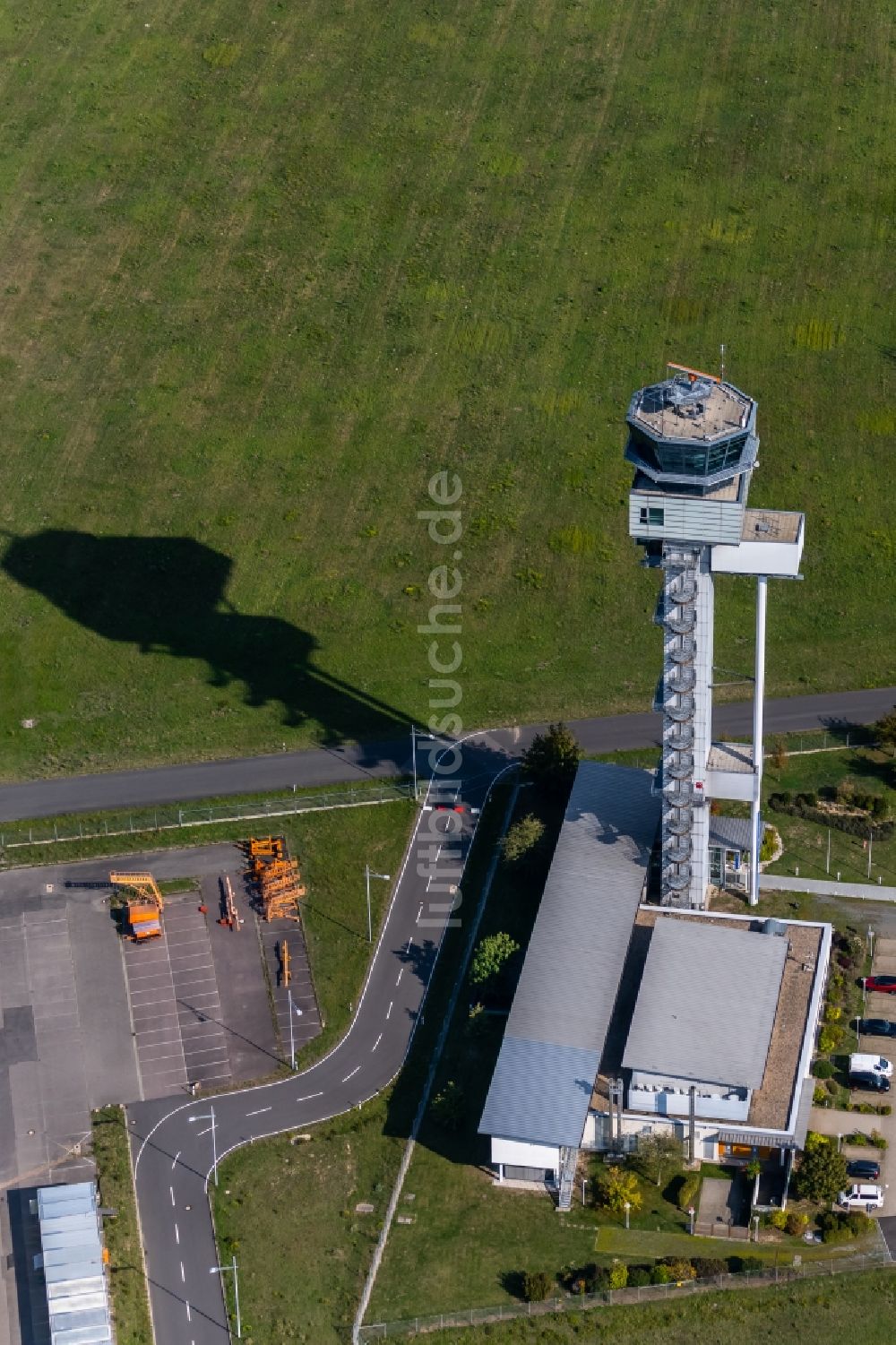 Schkeuditz aus der Vogelperspektive: Tower an den Rollbahnen des Flughafen in Schkeuditz im Bundesland Sachsen, Deutschland