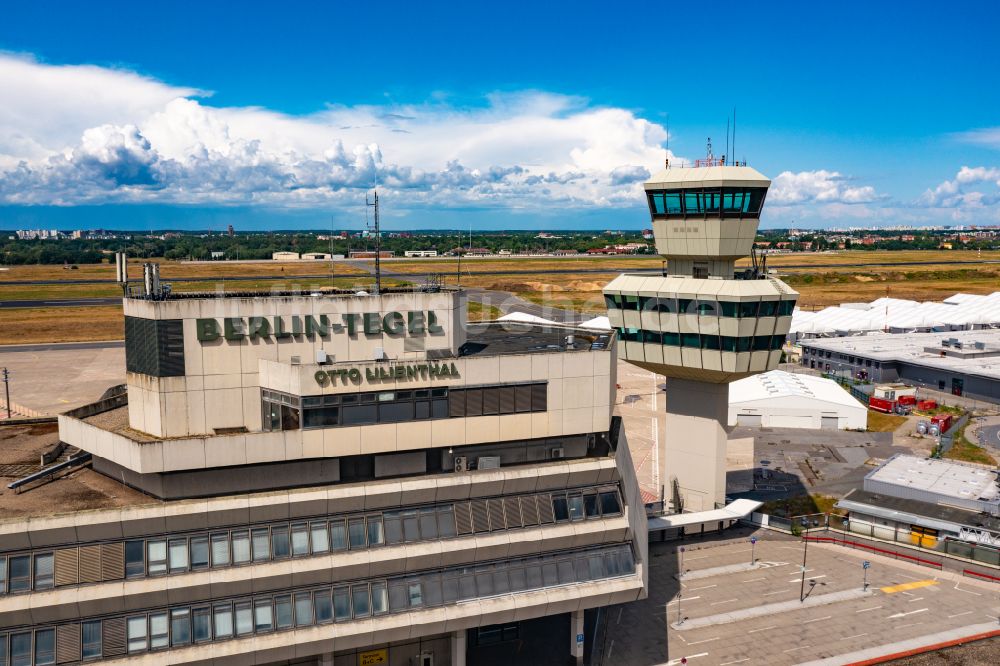 Berlin aus der Vogelperspektive: Tower des stillgelegten Flughafen im Ortsteil Tegel in Berlin, Deutschland