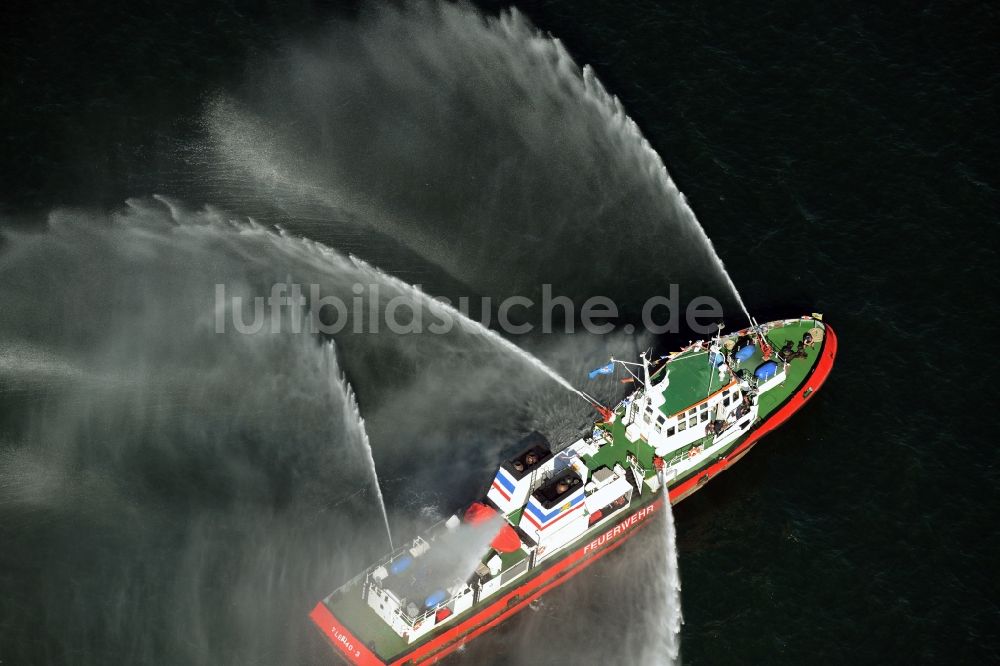 Luftbild Rostock - Traditionelle Feuerwehr- Löschschiff- Begrüßung zur Hanse Sail in Rostock im Bundesland Mecklenburg-Vorpommern