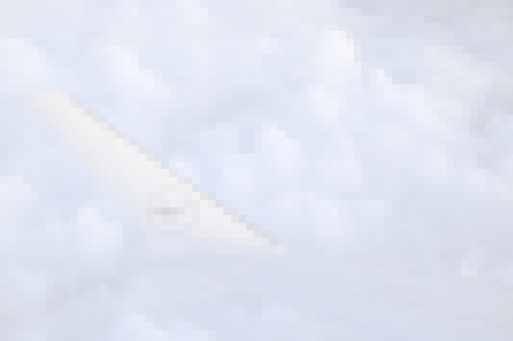 Schwarzwald aus der Vogelperspektive: Tragfläche und Winglet eines Passagierflugzeugs der Lufthansa Cityline im Flug über dem Schwarzwald im Bundesland Baden-Württemberg, Deutschland