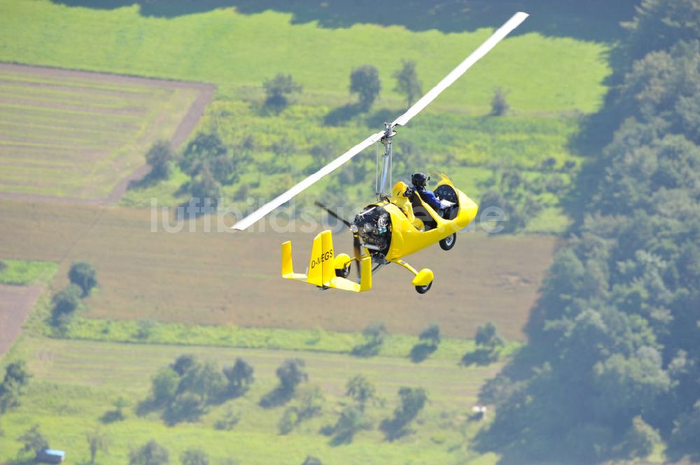 Dammbach aus der Vogelperspektive: Tragschrauber / Gyrocopter über dem Bayerischen Dammbach im Reiseflug