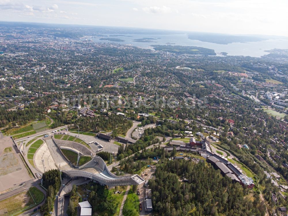 Luftaufnahme Oslo - Trainings- und Leistungssportzentrum der Sprungschanze Holmenkollbakken in Oslo in Norwegen