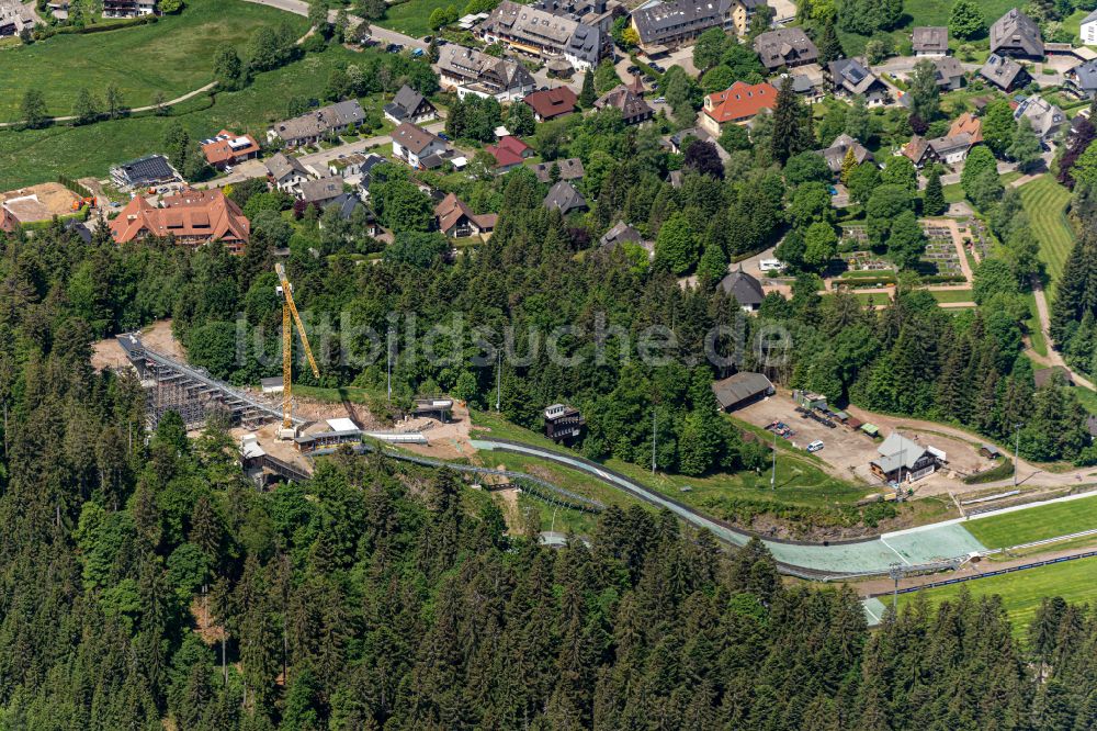 Hinterzarten von oben - Trainings- und Leistungssportzentrum der Sprunschanze Adler in Hinterzarten im Bundesland Baden-Württemberg, Deutschland