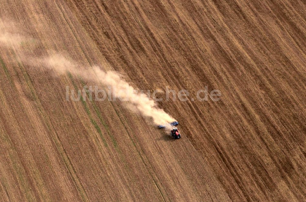 Gräfentonna von oben - Traktor bei der Ernte auf einem Feld bei Gräfentonna in Thüringen