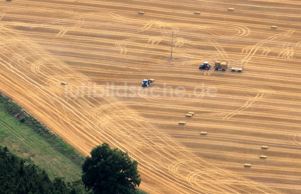 Steinbach aus der Vogelperspektive: Traktoren auf einem Feld bei Steinbach in Thüringen