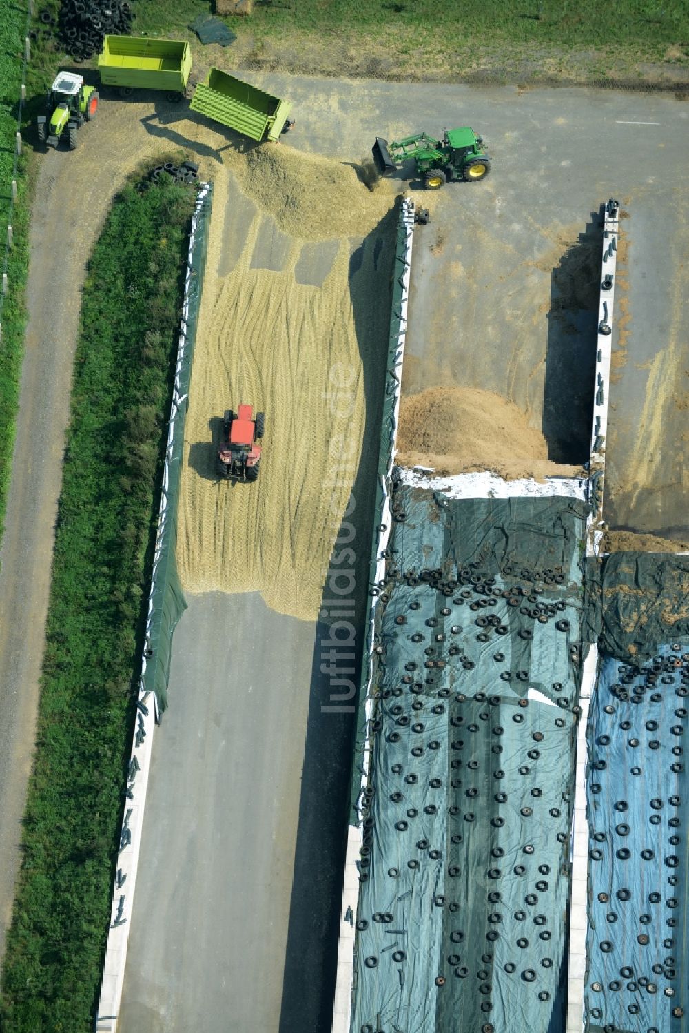 Luftaufnahme Zschepplin - Traktoren auf dem Gelände eines Bauernhofes und landwirtschaftlichen Betriebes in Zschepplin im Bundesland Sachsen