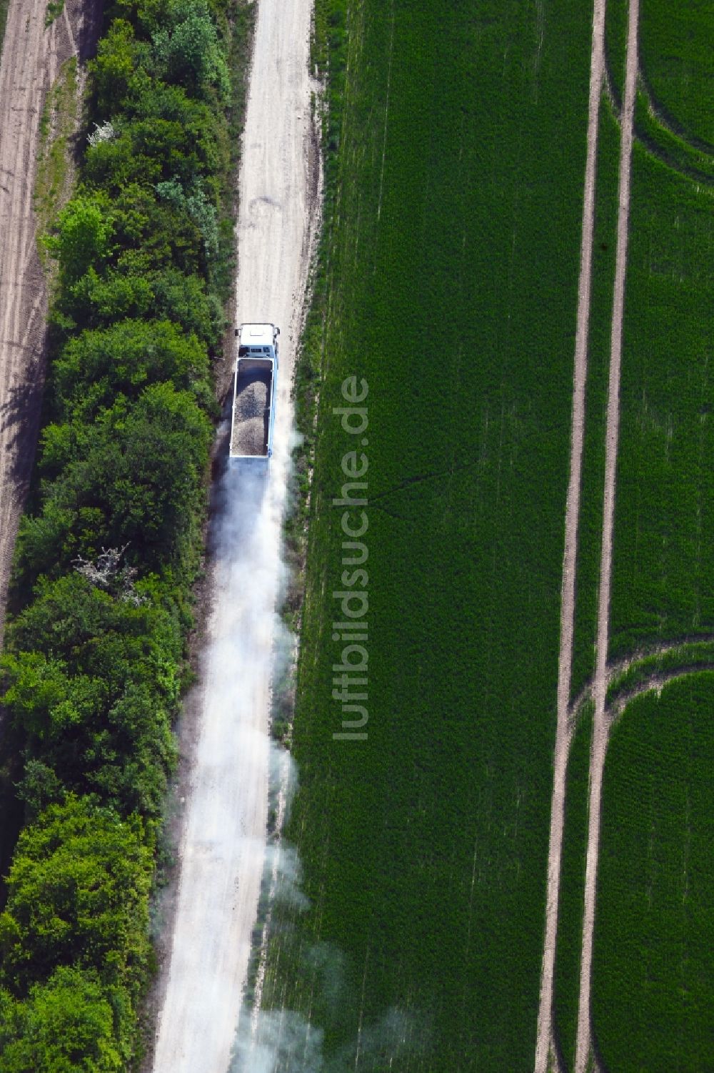 Luftbild Felchta - Transportfahrzeuge auf landwirtschaftlichen Feldern in Felchta im Bundesland Thüringen, Deutschland