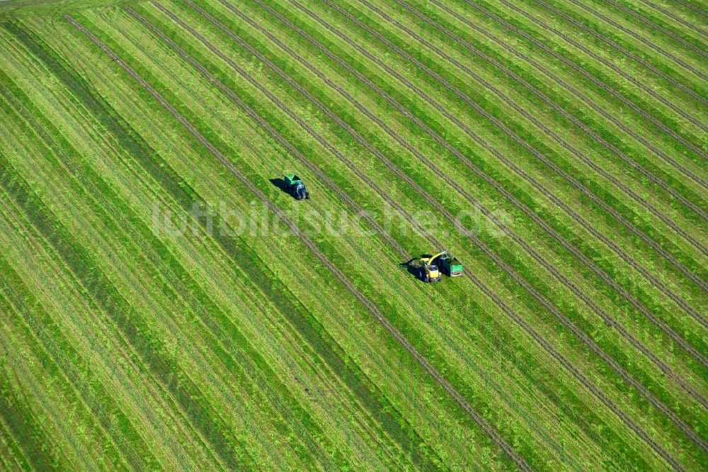 Luftbild Sitten - Transportfahrzeuge auf landwirtschaftlichen Feldern in Sitten im Bundesland Sachsen, Deutschland