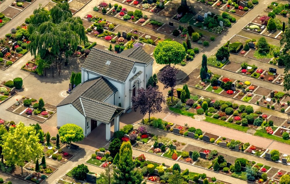 Luftbild Essen - Trauerhalle zur Beisetzung auf dem Gelände des Evangelischen Friedhofes in Essen im Bundesland Nordrhein-Westfalen