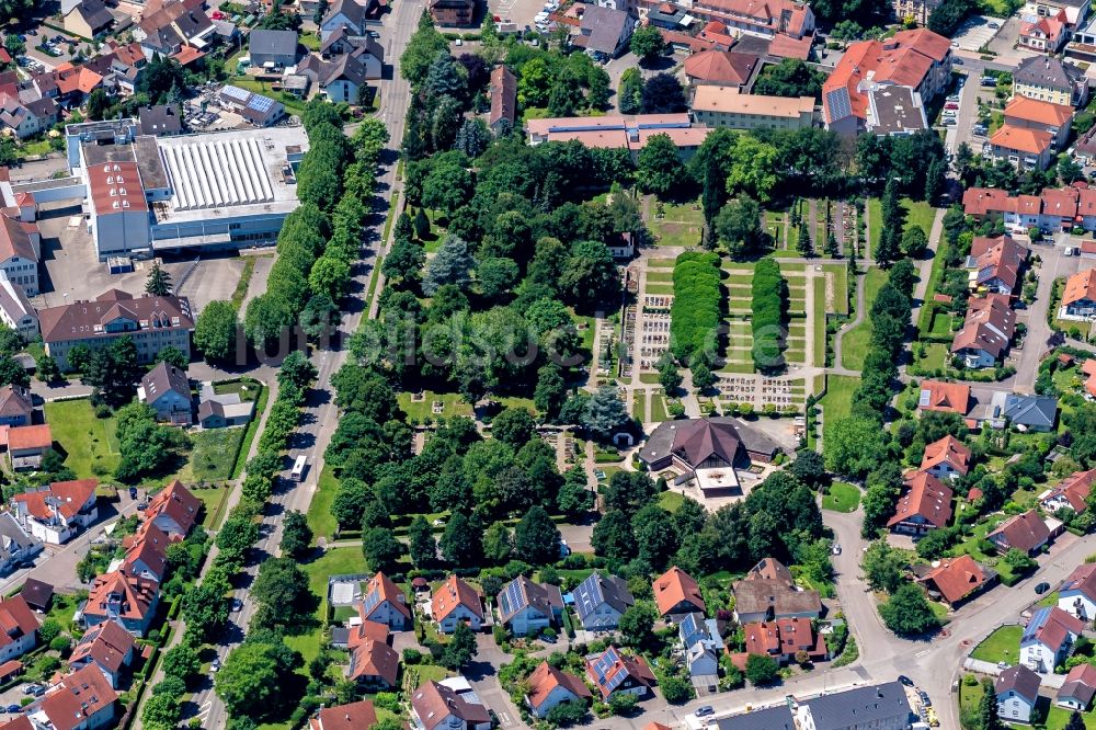 Kenzingen aus der Vogelperspektive: Trauerhalle zur Beisetzung auf dem Gelände des Friedhofes in Kenzingen im Bundesland Baden-Württemberg, Deutschland
