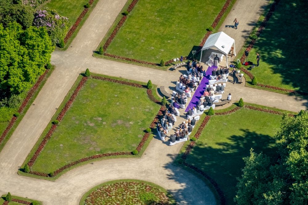 Gelsenkirchen aus der Vogelperspektive: Trauung in der Parkanlage im Schloss Berge in Gelsenkirchen im Bundesland Nordrhein-Westfalen, Deutschland