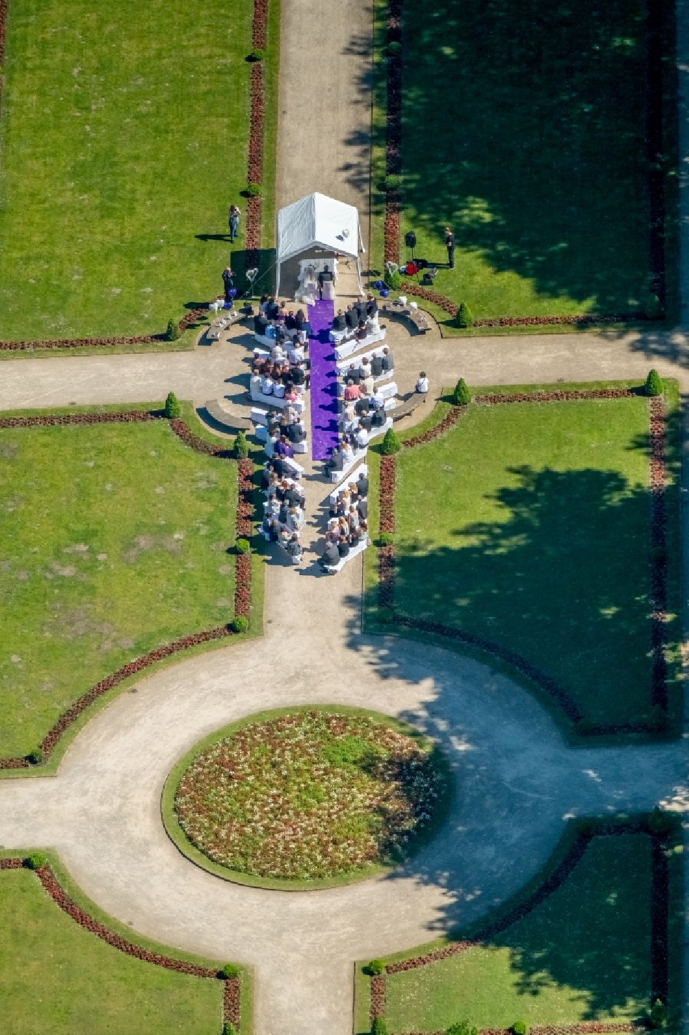 Luftbild Gelsenkirchen - Trauung in der Parkanlage im Schloss Berge in Gelsenkirchen im Bundesland Nordrhein-Westfalen, Deutschland
