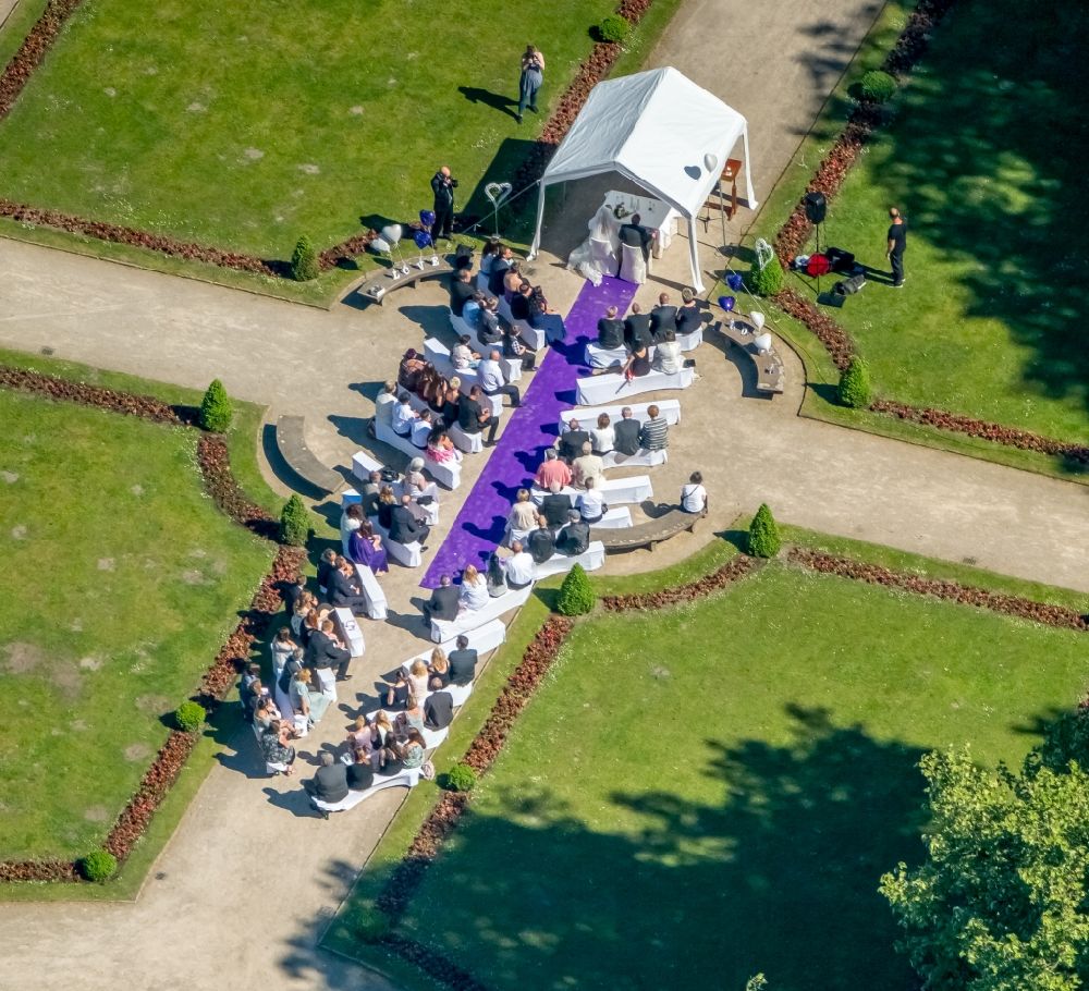 Luftaufnahme Gelsenkirchen - Trauung in der Parkanlage im Schloss Berge in Gelsenkirchen im Bundesland Nordrhein-Westfalen, Deutschland