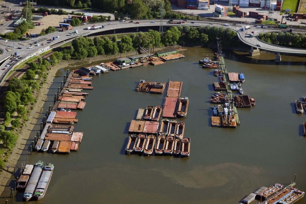 Hamburg aus der Vogelperspektive: Travehafen in Hamburg-Mitte / Steinwerder