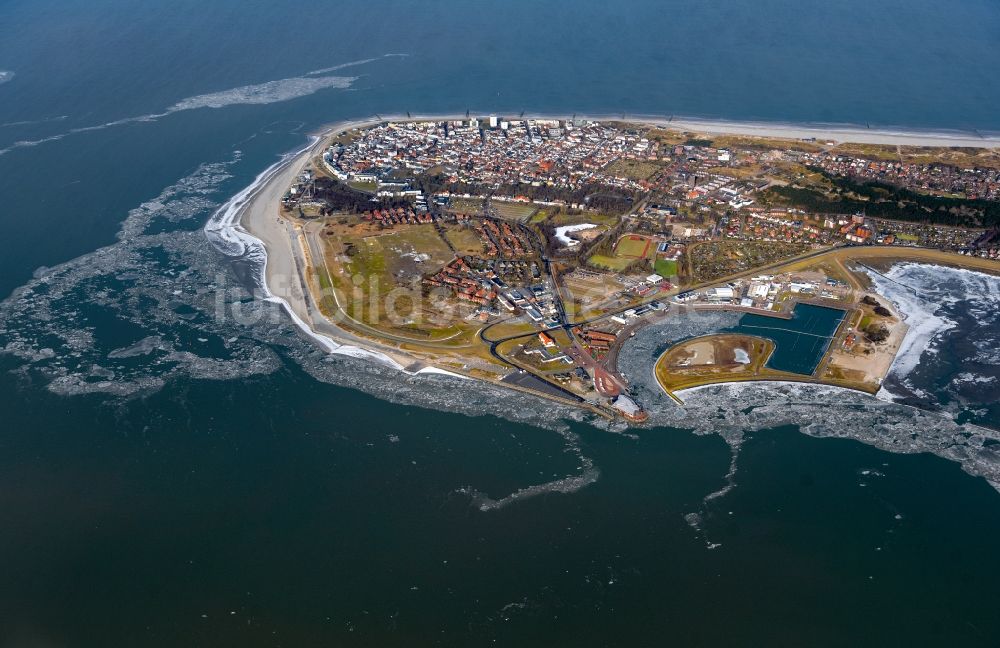 Luftaufnahme Norderney - Treibeis - Schollen vor der Nordsee- Insel Norderney im Bundesland Niedersachsen, Deutschland