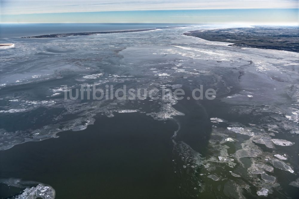 Luftaufnahme Juist - Treibeis - Schollen im Wattenmeer der Nordsee zwischen der Insel Juist und dem Festland im Bundesland Niedersachsen, Deutschland