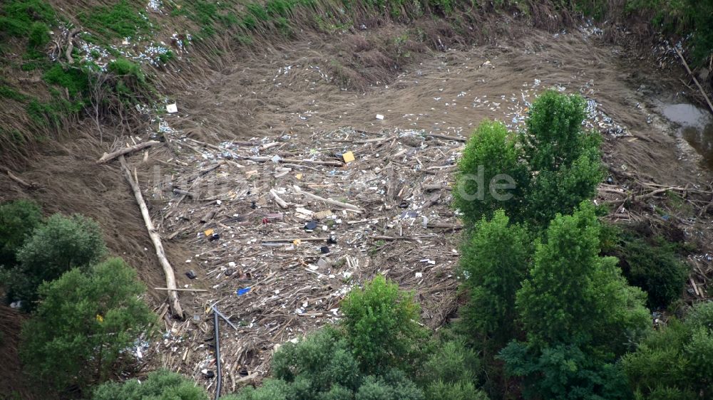 Sinzig von oben - Treibgut am Uferbereich der Ahr nach der Hochwasserkatastrophe im Ahrtal im Jahr 2021 im Bundesland Rheinland-Pfalz, Deutschland