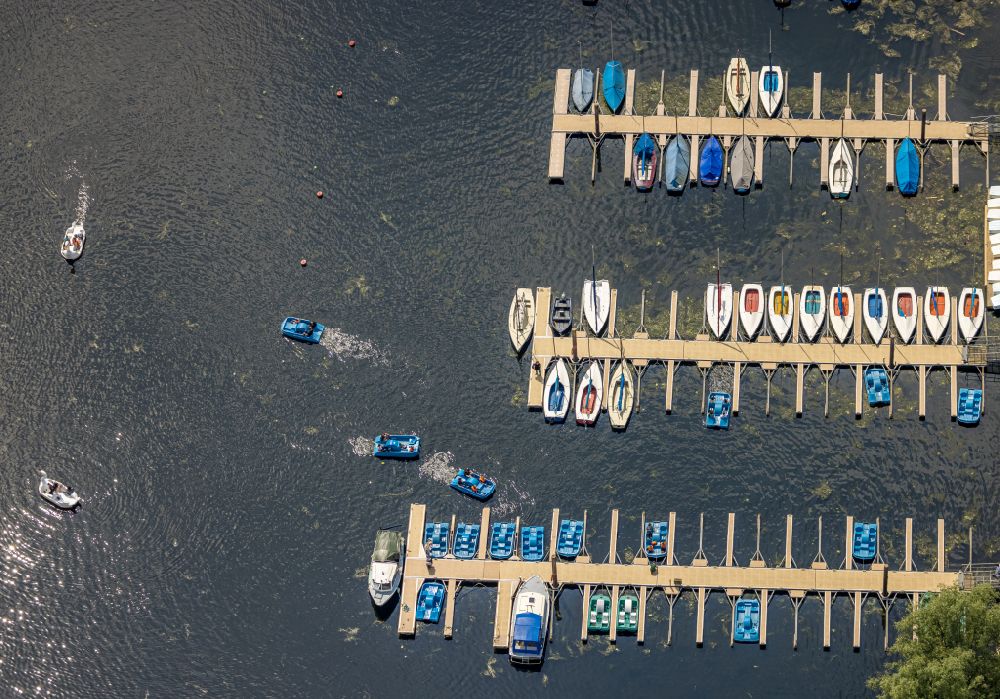 Luftbild Bochum - Tretboote und Uferbereiche des Sees Kemnader See - Oelbach in Bochum im Bundesland Nordrhein-Westfalen, Deutschland
