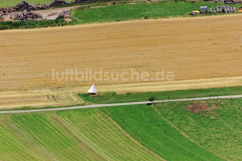 Luftaufnahme Andechs - Tripelspiegel oder Corner-Reflektor zur Kalibrierung von Radaranlagen auf einem Feld bei Frieding nahe dem Ammersee im Bundesland Bayern