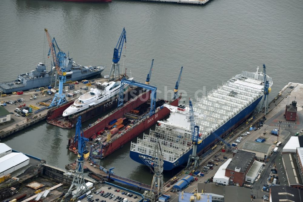 Hamburg von oben - Trockendock mit Luxus- Yacht „Yas“ eines Scheichs auf dem Blohm und Voss Dock Elbe in Hamburg