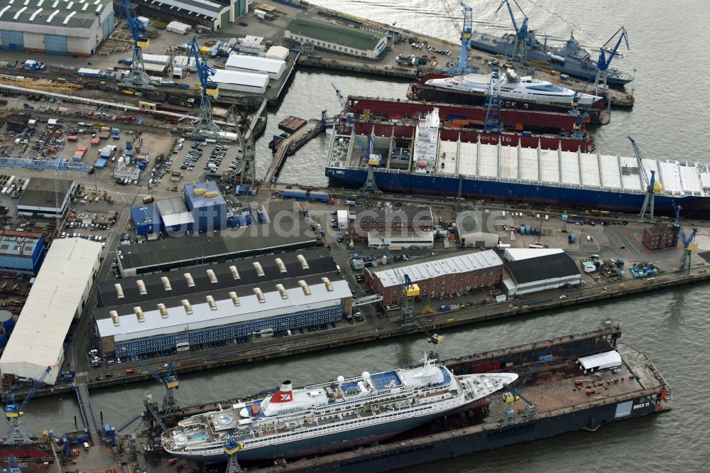Hamburg aus der Vogelperspektive: Trockendock mit Luxus- Yacht „Yas“ eines Scheichs auf dem Blohm und Voss Dock Elbe in Hamburg