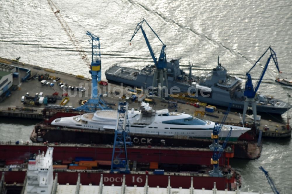 Luftbild Hamburg - Trockendock mit Luxus- Yacht „Yas“ eines Scheichs auf dem Blohm und Voss Dock Elbe in Hamburg