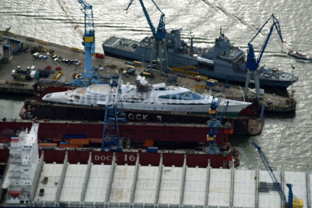 Luftaufnahme Hamburg - Trockendock mit Luxus- Yacht „Yas“ eines Scheichs auf dem Blohm und Voss Dock Elbe in Hamburg