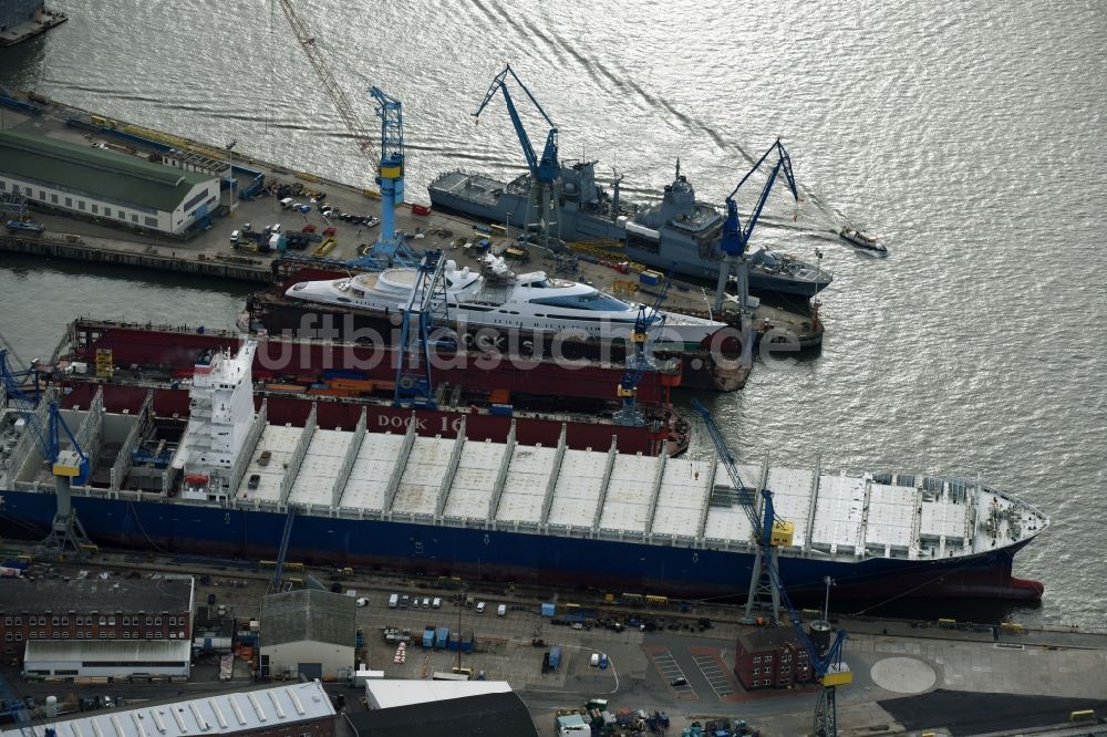 Hamburg von oben - Trockendock mit Luxus- Yacht „Yas“ eines Scheichs auf dem Blohm und Voss Dock Elbe in Hamburg