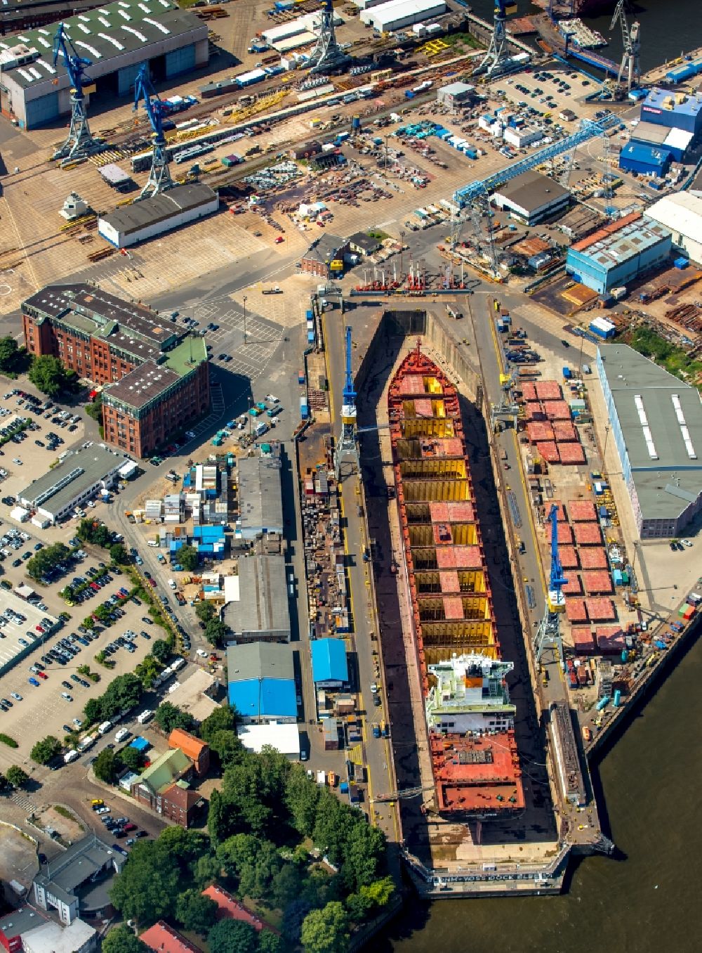 Luftaufnahme Hamburg - Trockendock mit Schiffsrumpf der LIVERPOOL EXPRESS auf dem Blohm und Voss Dock Elbe in Hamburg