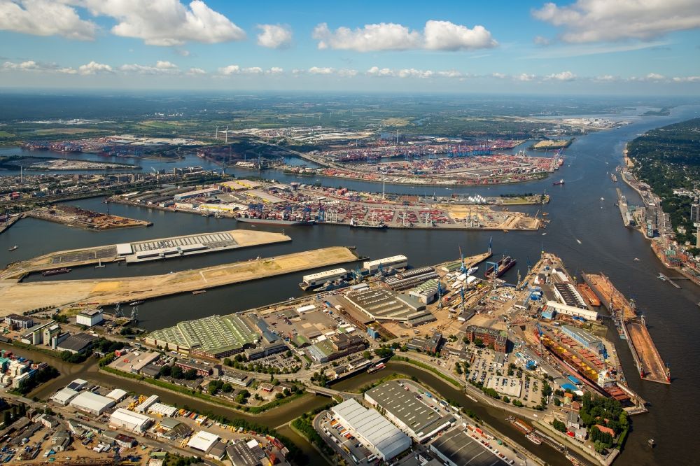 Hamburg von oben - Trockendock mit Schiffsrumpf der LIVERPOOL EXPRESS auf dem Blohm und Voss Dock Elbe in Hamburg