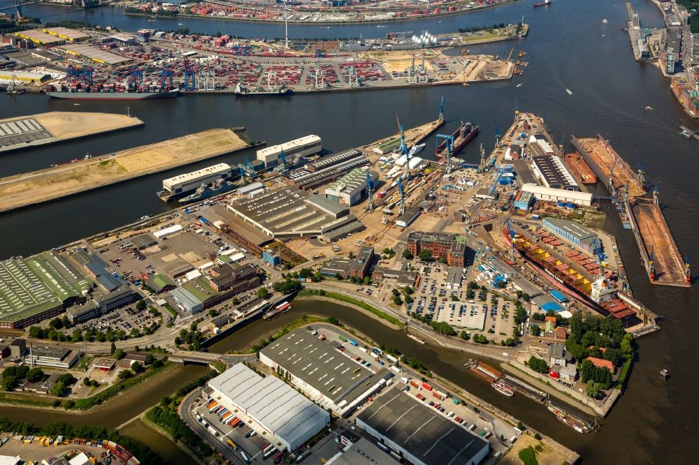 Hamburg aus der Vogelperspektive: Trockendock mit Schiffsrumpf der LIVERPOOL EXPRESS auf dem Blohm und Voss Dock Elbe in Hamburg