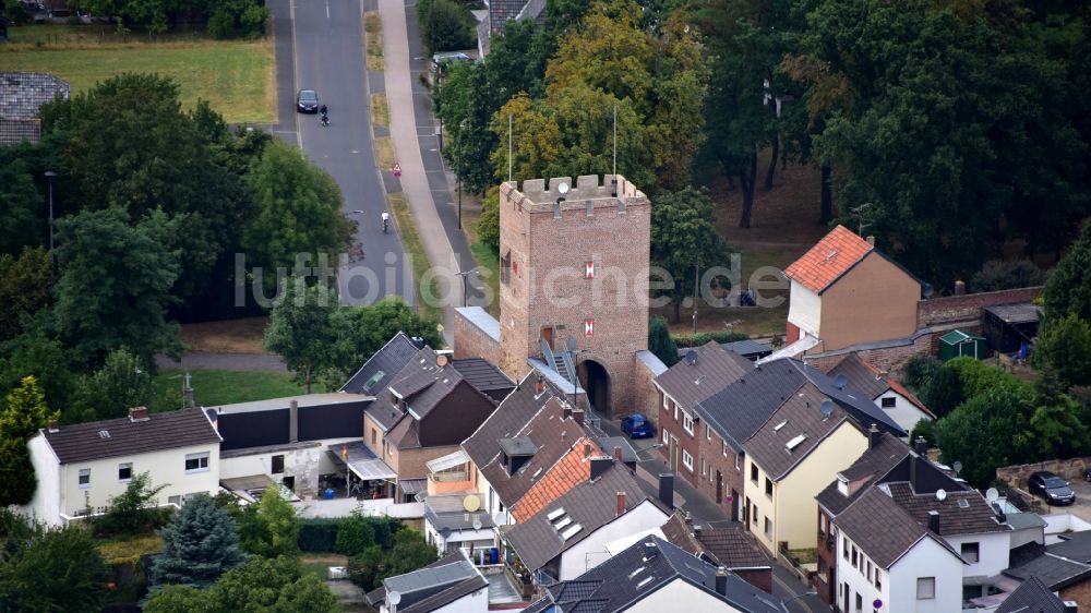 Luftbild Zülpich - Turm- Bauwerk Bachtor Rest der ehemaligen, historischen Stadtmauer in Zülpich im Bundesland Nordrhein-Westfalen, Deutschland