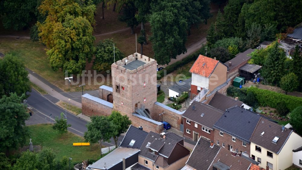 Luftaufnahme Zülpich - Turm- Bauwerk Bachtor Rest der ehemaligen, historischen Stadtmauer in Zülpich im Bundesland Nordrhein-Westfalen, Deutschland