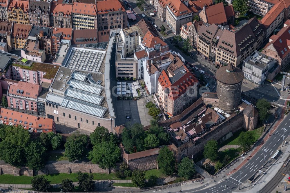 Luftaufnahme Nürnberg - Turm- Bauwerk Frauentorturm Rest der ehemaligen, historischen Stadtmauer in Nürnberg im Bundesland Bayern, Deutschland