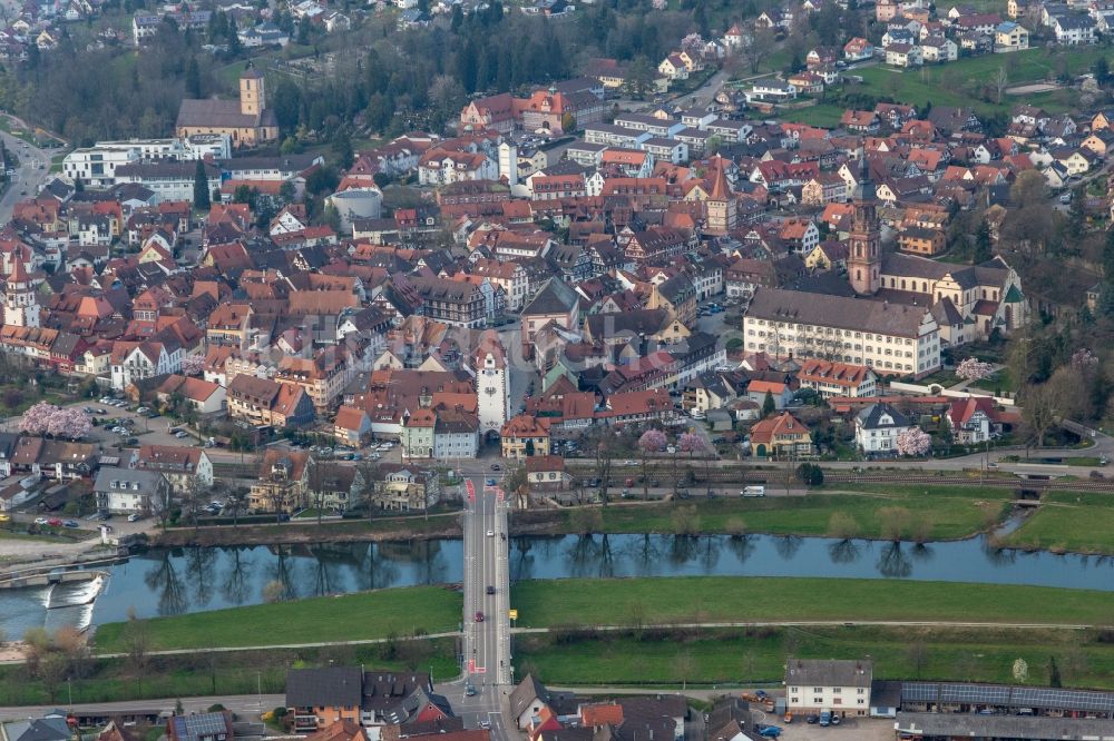 Luftbild Gengenbach - Turm- Bauwerk Kinzigtorturm Rest der ehemaligen, historischen Stadtmauer in Gengenbach im Bundesland Baden-Württemberg, Deutschland
