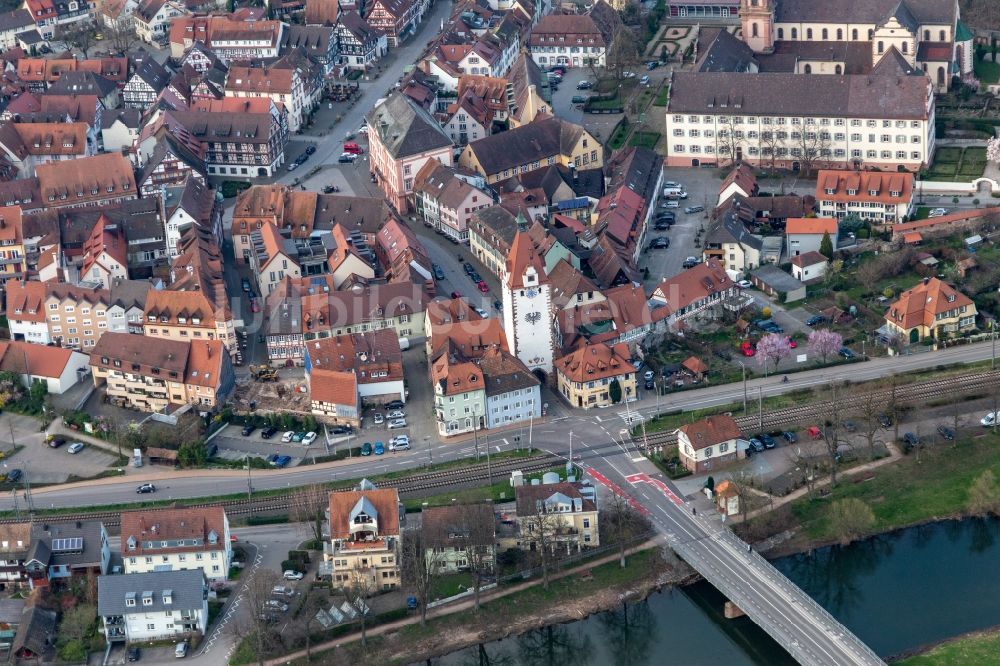 Luftaufnahme Gengenbach - Turm- Bauwerk Kinzigtorturm Rest der ehemaligen, historischen Stadtmauer in Gengenbach im Bundesland Baden-Württemberg, Deutschland