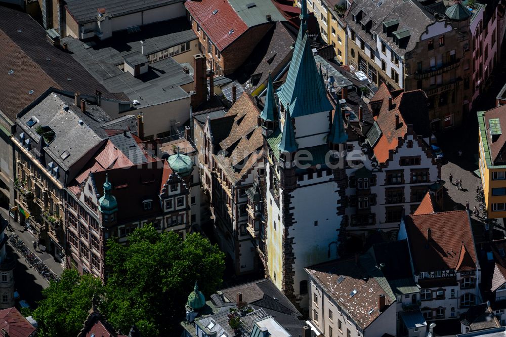 Luftaufnahme Freiburg im Breisgau - Turm- Bauwerk Martinstor an der ehemaligen historischen Stadtmauer in Freiburg im Breisgau im Bundesland Baden-Württemberg, Deutschland