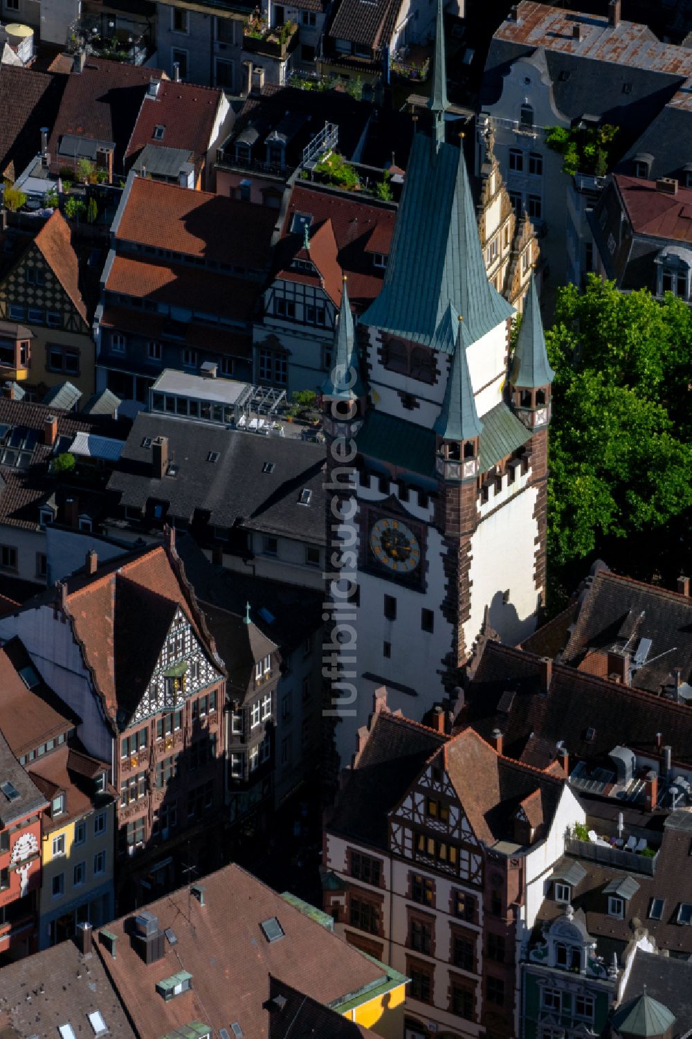 Luftbild Freiburg im Breisgau - Turm- Bauwerk Martinstor an der ehemaligen historischen Stadtmauer in Freiburg im Breisgau im Bundesland Baden-Württemberg, Deutschland