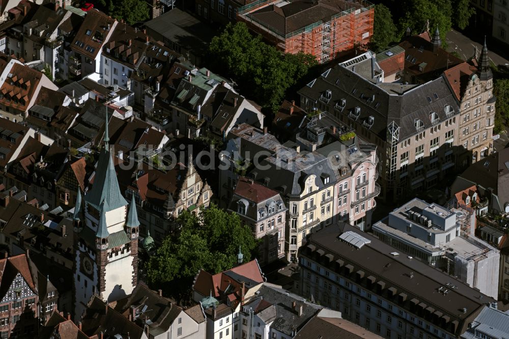 Luftaufnahme Freiburg im Breisgau - Turm- Bauwerk Martinstor an der ehemaligen historischen Stadtmauer in Freiburg im Breisgau im Bundesland Baden-Württemberg, Deutschland