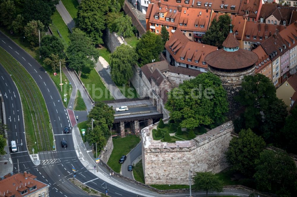 Luftaufnahme Nürnberg - Turm- Bauwerk Neutorturm an der Neutorbastion am Rest der ehemaligen, historischen Stadtmauer in Nürnberg im Bundesland Bayern, Deutschland