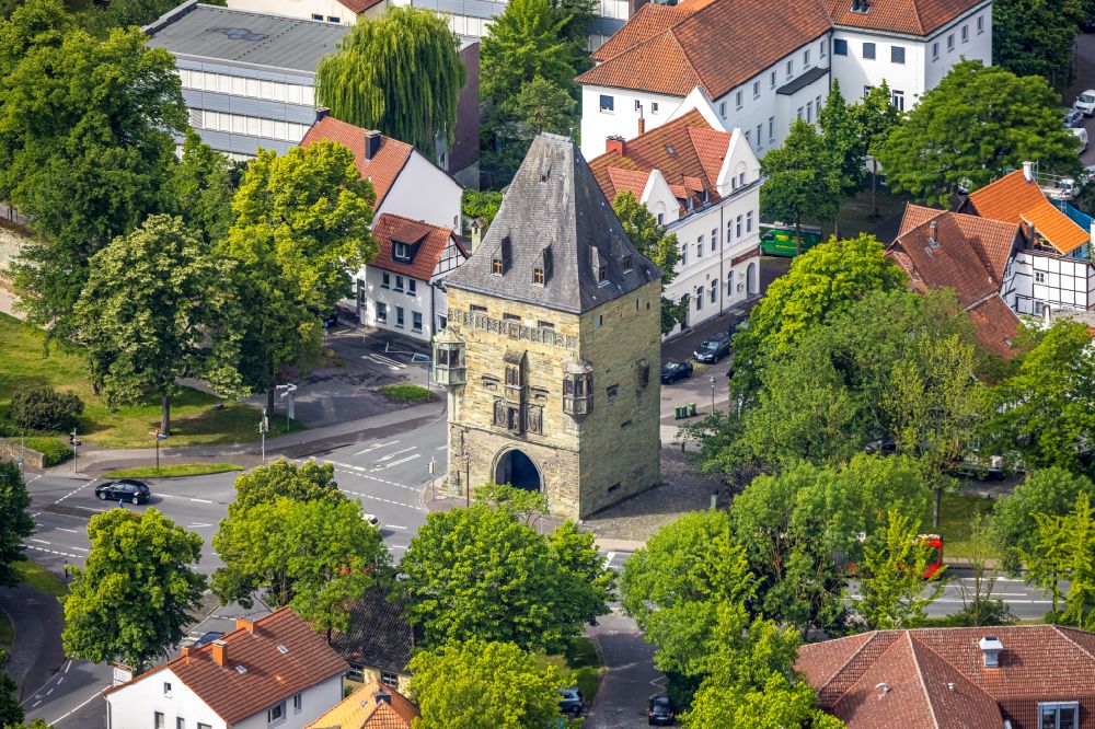 Luftbild Soest - Turm- Bauwerk Osthofentormuseum - Rest der ehemaligen, historischen Stadtmauer in Soest im Bundesland Nordrhein-Westfalen, Deutschland