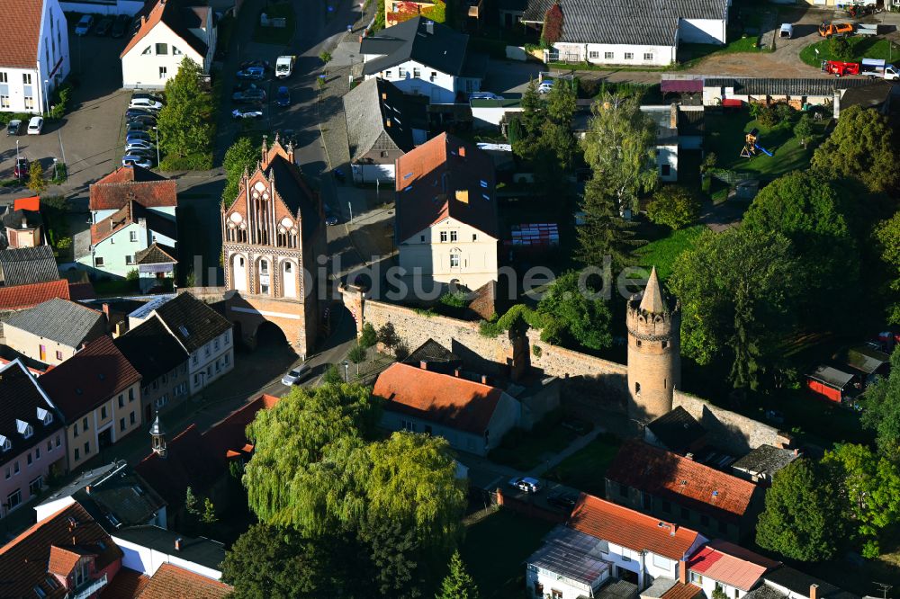 Luftaufnahme Gransee - Turm- Bauwerk Rest der ehemaligen, historischen Stadtmauer in Gransee im Bundesland Brandenburg, Deutschland